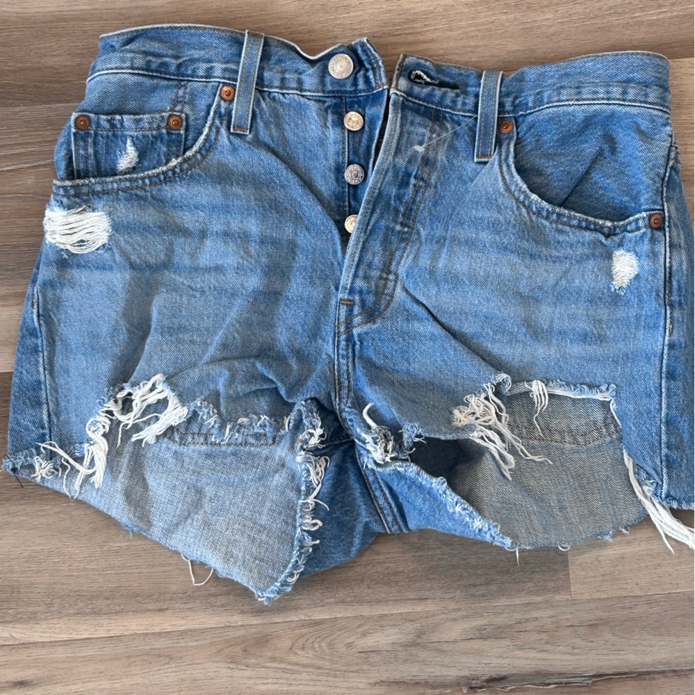 Levi 501 shorts. Cute button fly!